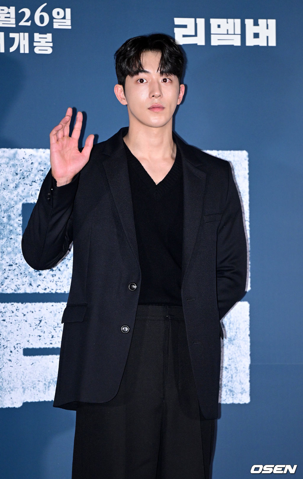 12일 오후 서울 용산 CGV에서 영화 ‘리멤버’ (감독 이일형) 언론시사회가 열렸다. 가족을 모두 죽게 만든 친일파를 찾아 60년간 계획한 복수를 감행하는 알츠하이머 환자 필주(이성민 분)와 의도치 않게 그의 복수에 휘말리게 된 20대 절친 인규(남주혁 분)의 이야기를 그린 영화 '리멤버'는 오는 26일 개봉된다. 배우 남주혁이 포토타임을 하고 있다. 2022.10.12 / dreamer@osen.co.kr