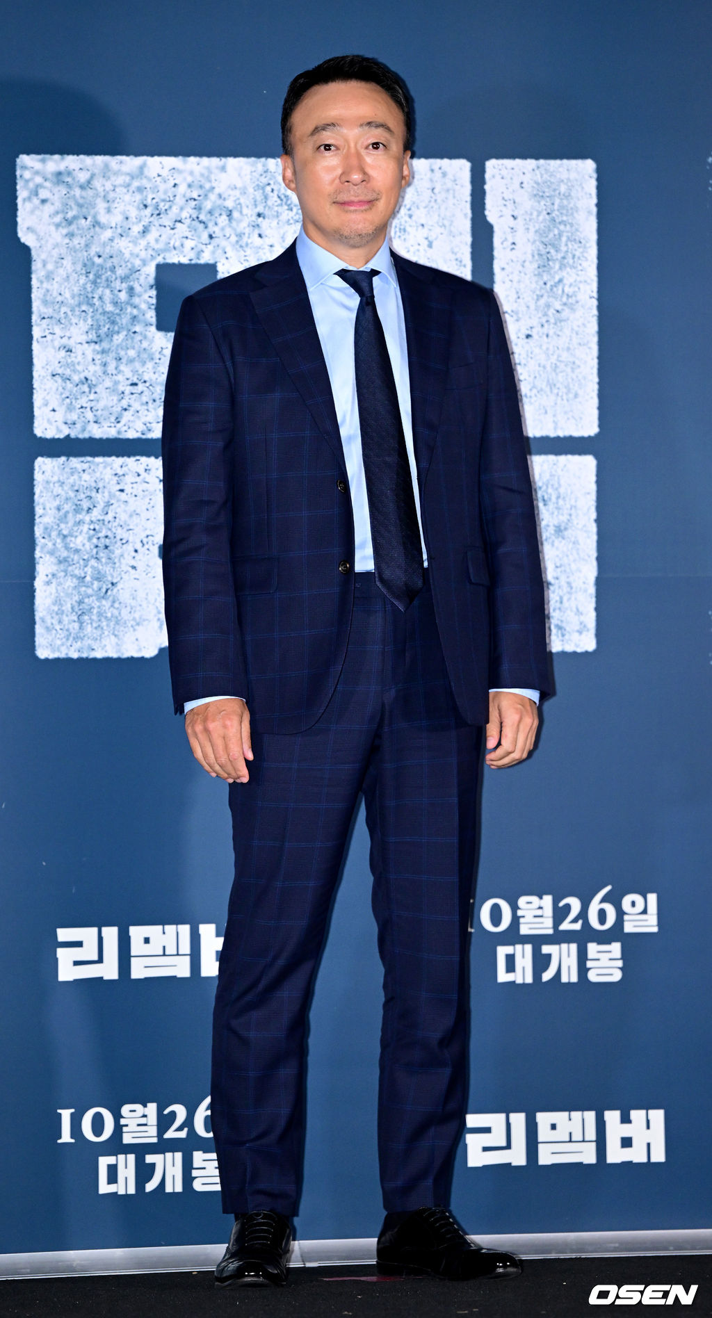 12일 오후 서울 용산 CGV에서 영화 ‘리멤버’ (감독 이일형) 언론시사회가 열렸다. 가족을 모두 죽게 만든 친일파를 찾아 60년간 계획한 복수를 감행하는 알츠하이머 환자 필주(이성민 분)와 의도치 않게 그의 복수에 휘말리게 된 20대 절친 인규(남주혁 분)의 이야기를 그린 영화 '리멤버'는 오는 26일 개봉된다. 배우 이성민이 포토타임을 하고 있다. 2022.10.12 / dreamer@osen.co.kr