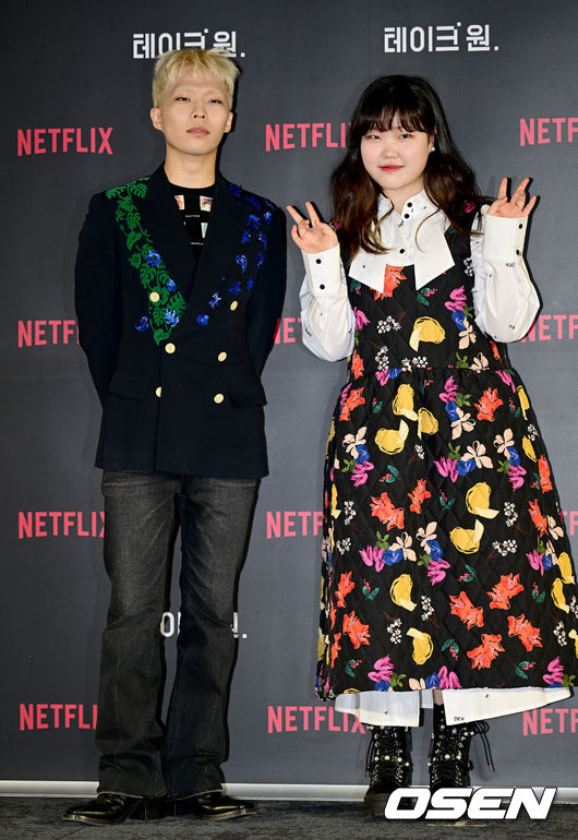 13일 오전 서울 성동구 메가박스 성수에서 넷플릭스 시리즈 ‘테이크 원(Take 1)’ 제작발표회가 열렸다. 그룹 악뮤가 취재진을 향해 포즈를 취하고 있다.