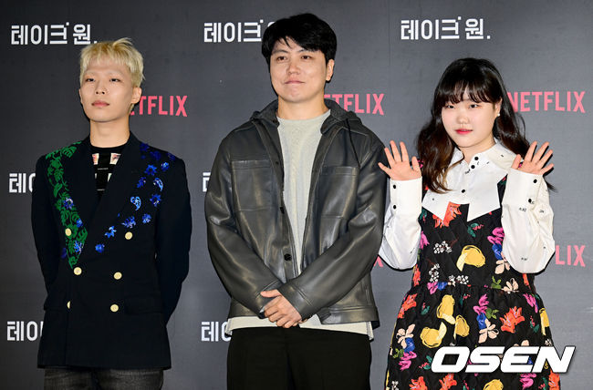 13일 오전 서울 성동구 메가박스 성수에서 넷플릭스 시리즈 ‘테이크 원(Take 1)’ 제작발표회가 열렸다. 그룹 악뮤와 김학민 피디가 취재진을 향해 포즈를 취하고 있다.