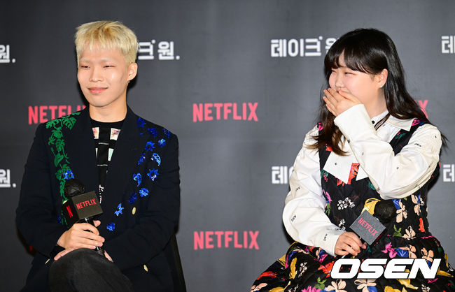 13일 오전 서울 성동구 메가박스 성수에서 넷플릭스 시리즈 ‘테이크 원(Take 1)’ 제작발표회가 열렸다. 그룹 악뮤와 김학민 피디가 취재진을 향해 포즈를 취하고 있다.