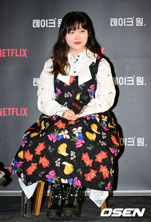 13일 오전 서울 성동구 메가박스 성수에서 넷플릭스 시리즈 ‘테이크 원(Take 1)’ 제작발표회가 열렸다. 그룹 악뮤와 김학민 피디가 취재진을 향해 포즈를 취하고 있다.
