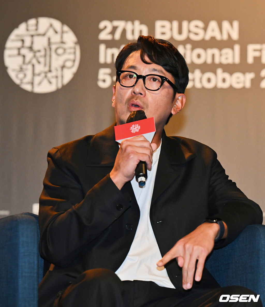 13일 부산 해운대구 KNN시어터에서 제27회 부산국제영화제(BIFF) '액터스 하우스 - 하정우’가 진행됐다.  배우 하정우가 팬들에게 인사를 하고 있다. 2022.10.13 / foto0307@osen.co.kr
