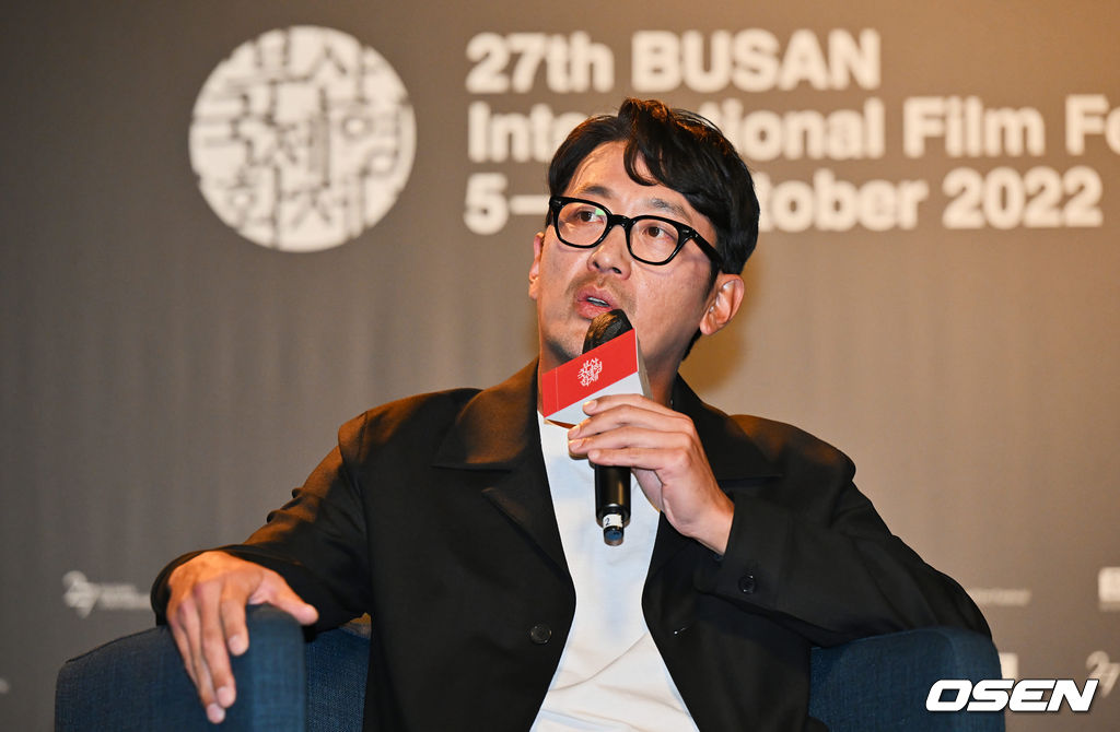 13일 부산 해운대구 KNN시어터에서 제27회 부산국제영화제(BIFF) '액터스 하우스 - 하정우’가 진행됐다.  배우 하정우가 팬들에게 인사를 하고 있다. 2022.10.13 / foto0307@osen.co.kr