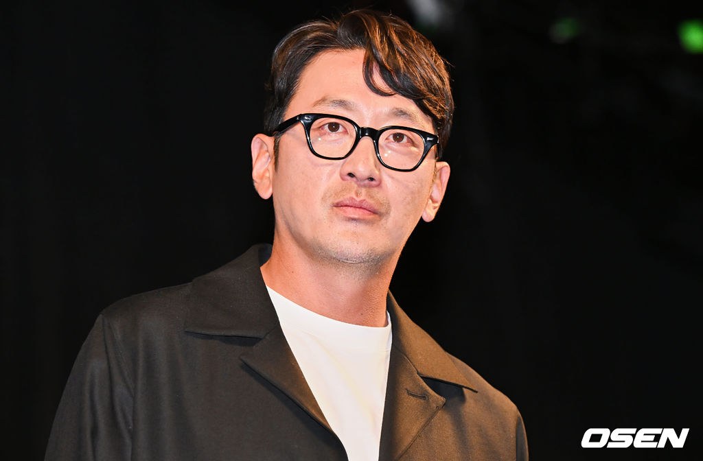 13일 부산 해운대구 KNN시어터에서 제27회 부산국제영화제(BIFF) '액터스 하우스 - 하정우’가 진행됐다.  배우 하정우가 팬들에게 인사를 하고 있다. 2022.10.13 / foto0307@osen.co.kr