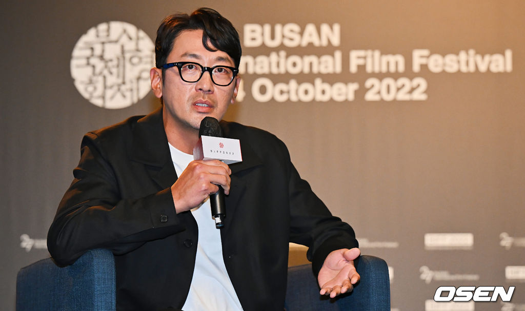 13일 부산 해운대구 KNN시어터에서 제27회 부산국제영화제(BIFF) '액터스 하우스 - 하정우’가 진행됐다.  배우 하정우가 팬들에게 인사를 하고 있다. 2022.10.13 / foto0307@osen.co.kr