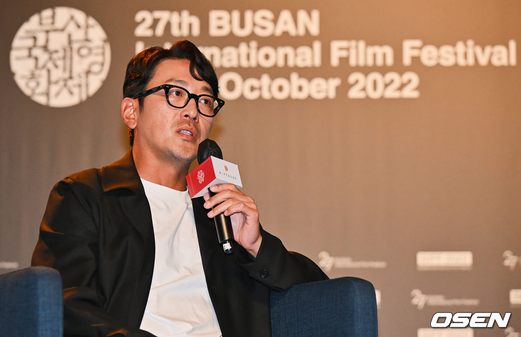 13일 부산 해운대구 KNN시어터에서 제27회 부산국제영화제(BIFF) '액터스 하우스 - 하정우’가 진행됐다.  배우 하정우가 팬들에게 인사를 하고 있다. 2022.10.13 / foto0307@osen.co.kr