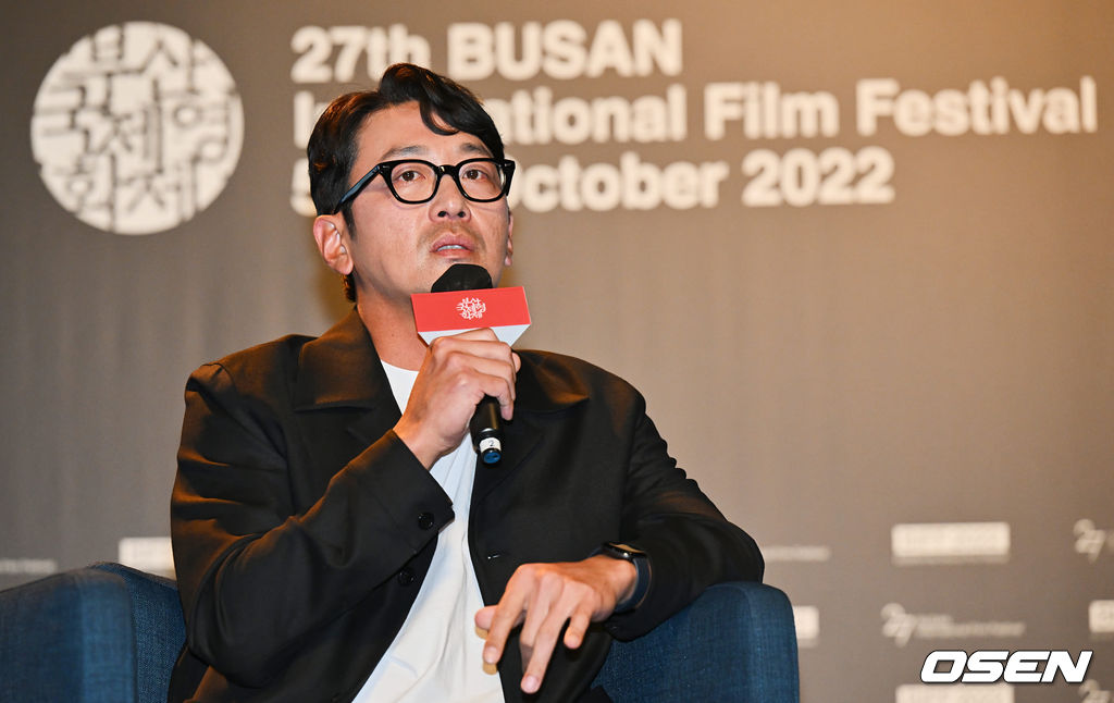 13일 부산 해운대구 KNN시어터에서 제27회 부산국제영화제(BIFF) '액터스 하우스 - 하정우’가 진행됐다.  배우 하정우가 팬들에게 인사를 하고 있다. 2022.10.13 / foto0307@osen.co.kr