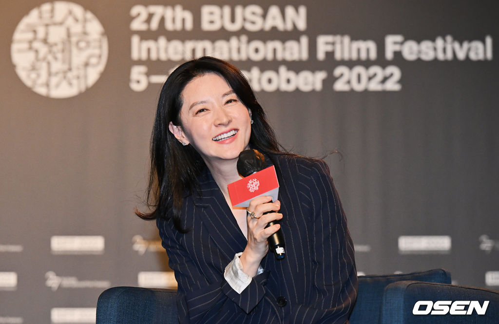 13일 부산 해운대구 KNN시어터에서 제27회 부산국제영화제(BIFF) '액터스 하우스 - 이영애’가 진행됐다.  배우 이영애가 팬들에게 인사를 하고 있다. 2022.10.13 / foto0307@osen.co.kr