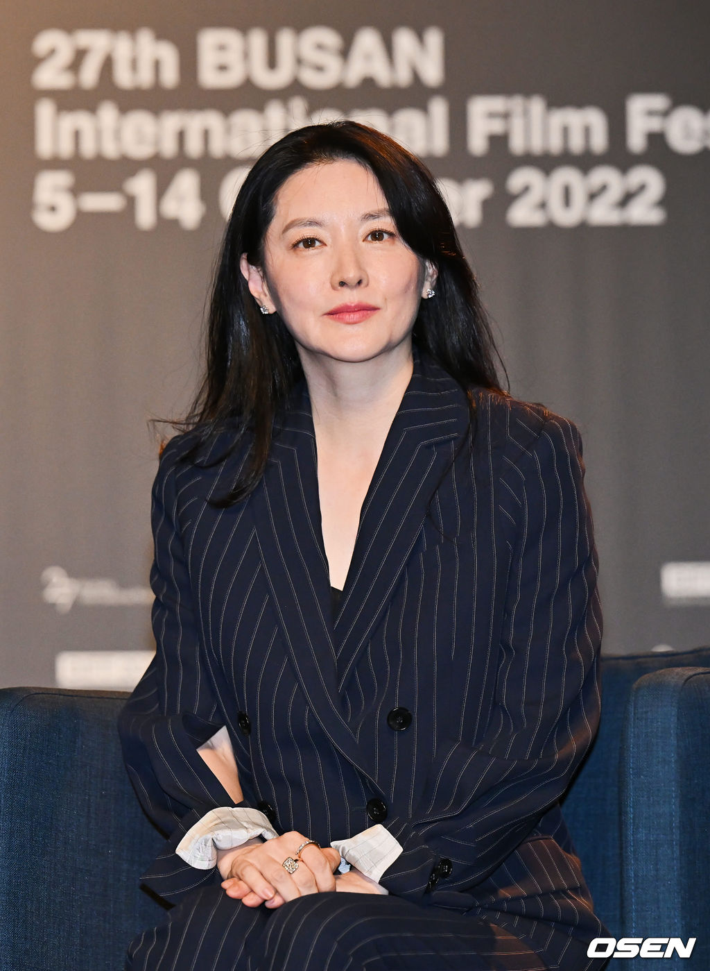 13일 부산 해운대구 KNN시어터에서 제27회 부산국제영화제(BIFF) '액터스 하우스 - 이영애’가 진행됐다.  배우 이영애가 팬들에게 인사를 하고 있다. 2022.10.13 / foto0307@osen.co.kr