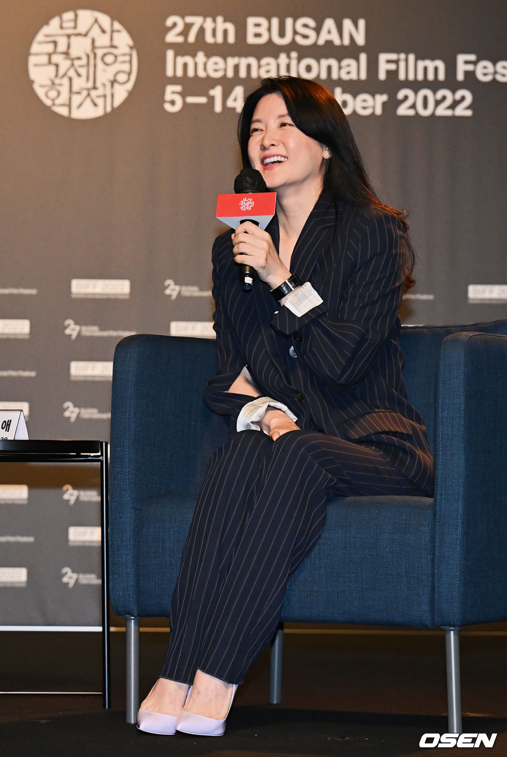 13일 부산 해운대구 KNN시어터에서 제27회 부산국제영화제(BIFF) '액터스 하우스 - 이영애’가 진행됐다.  배우 이영애가 팬들에게 인사를 하고 있다. 2022.10.13 / foto0307@osen.co.kr