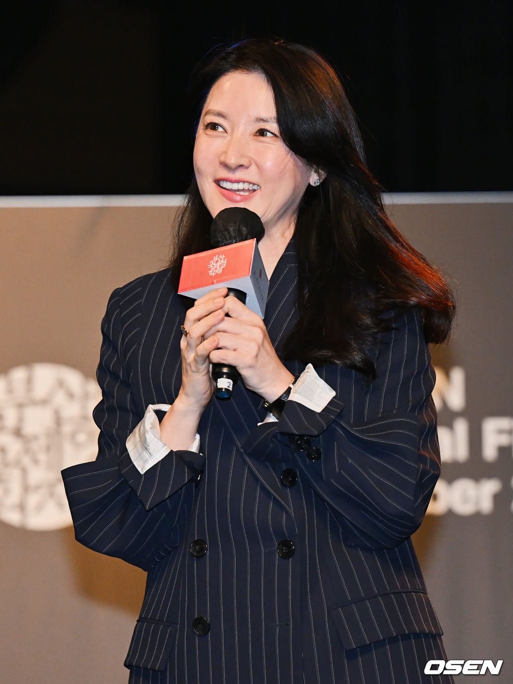 13일 부산 해운대구 KNN시어터에서 제27회 부산국제영화제(BIFF) '액터스 하우스 - 이영애’가 진행됐다.  배우 이영애가 팬들에게 인사를 하고 있다. 2022.10.13 / foto0307@osen.co.kr