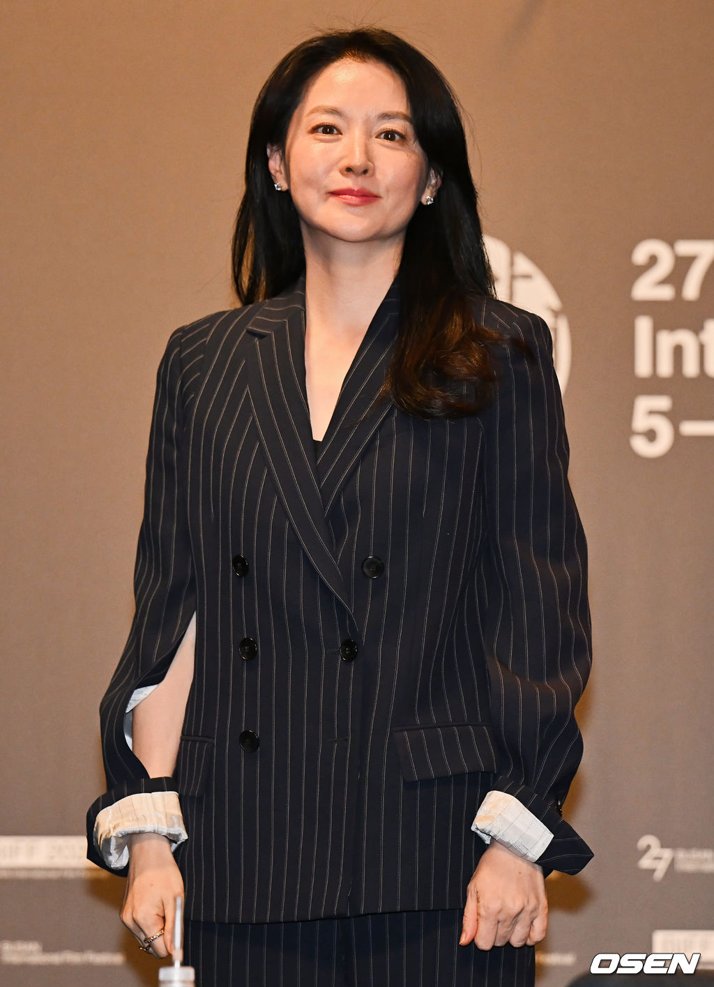 13일 부산 해운대구 KNN시어터에서 제27회 부산국제영화제(BIFF) '액터스 하우스 - 이영애’가 진행됐다. 배우 이영애가 팬들에게 인사를 하고 있다. 2022.10.13 / foto0307@osen.co.kr