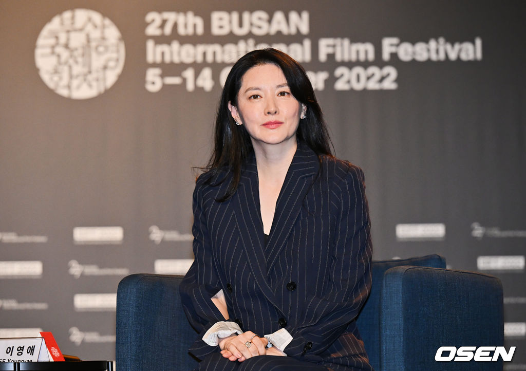 13일 부산 해운대구 KNN시어터에서 제27회 부산국제영화제(BIFF) '액터스 하우스 - 이영애’가 진행됐다.  배우 이영애가 팬들에게 인사를 하고 있다. 2022.10.13 / foto0307@osen.co.kr