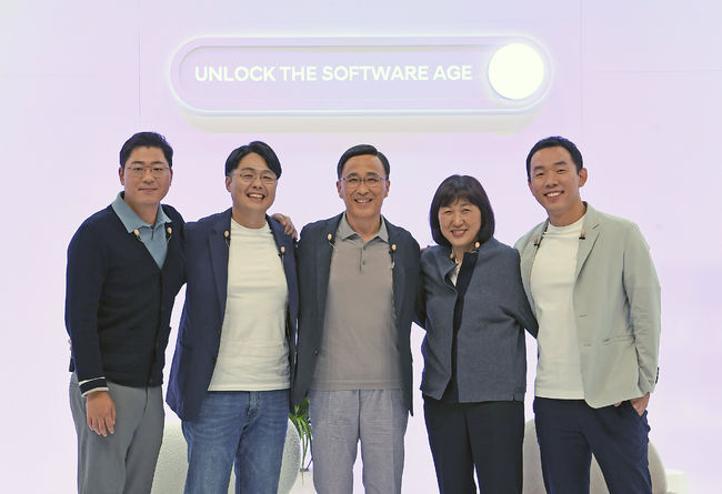 'Unlock the Software Age' 미디어 세션에 참여한 현대차그룹 임원들. 왼쪽부터 현대차그룹 전자개발실장 안형기 상무, 전자·인포테인먼트개발센터장 추교웅 부사장, 연구개발본부장 박정국 사장, ICT혁신본부장 진은숙 부사장, 자율주행사업부장 장웅준 전무. 