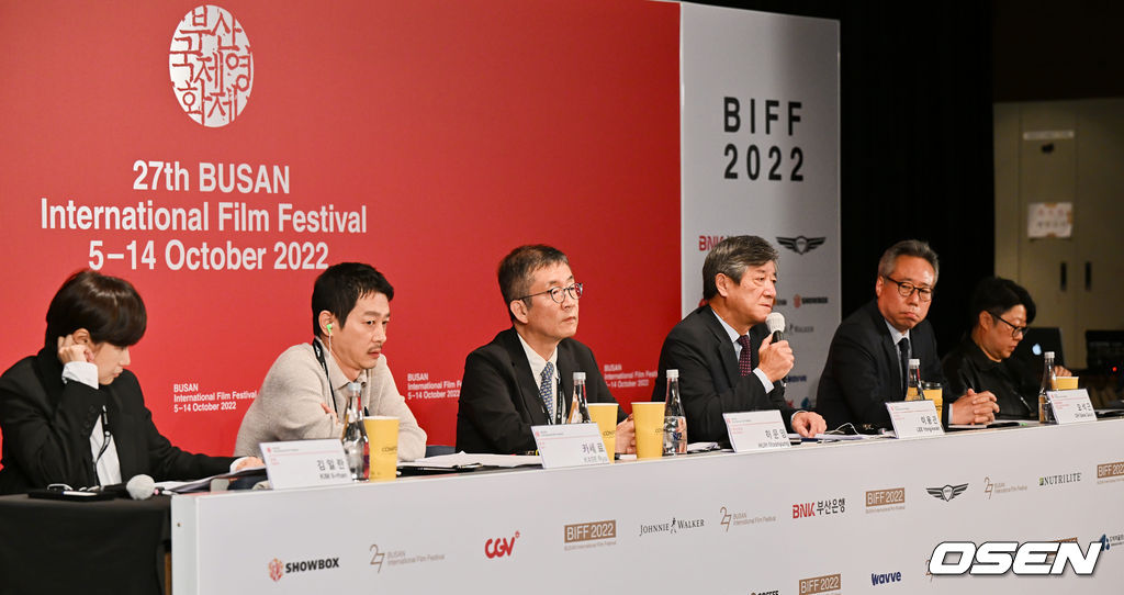 14일 부산 해운대구 KNN타워 KNN시어터에서 제27회 부산국제영화제(BIFF) 결산기자회견이 열렸다.   이용관 이사장이 기자들의 질문에 답하고 있다. 2022.10.14 / foto0307@osen.co.kr