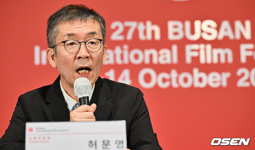 14일 부산 해운대구 KNN타워 KNN시어터에서 제27회 부산국제영화제(BIFF) 결산기자회견이 열렸다.   허문영 집행위원장이 기자들의 질문에 답하고 있다. 2022.10.14 / foto0307@osen.co.kr