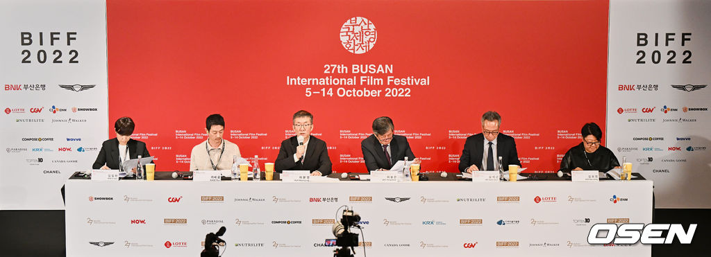 14일 부산 해운대구 KNN타워 KNN시어터에서 제27회 부산국제영화제(BIFF) 결산기자회견이 열렸다.   허문영 집행위원장이 기자들의 질문에 답하고 있다. 2022.10.14 / foto0307@osen.co.kr