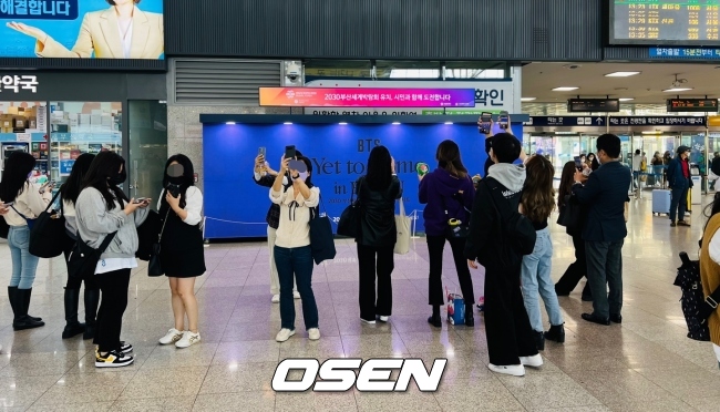 부산역에 마련된 BTS 'Yet To Come' in BUSAN 포토 부스에서 기념 사진을 찍고 있는 아미.