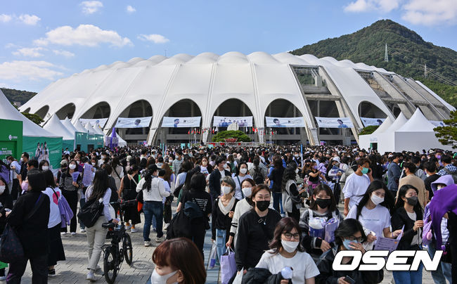 많은 팬들이 콘서트장 앞에서 입장을 기다리고 있다. 2022.10.15 / foto0307@osen.co.kr