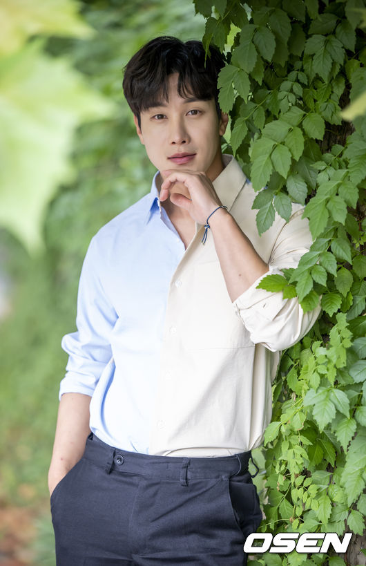 배우 이시강이 KBS1 일일드라마 ‘으라차차 내인생’ 종영을 맞아 OSEN과 인터뷰를 가졌다. 이시강이 인터뷰를 앞두고 포즈를 취하고 있다. 2022.10.11 / dreamer@osen.co.kr