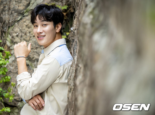 배우 이시강이 KBS1 일일드라마 ‘으라차차 내인생’ 종영을 맞아 OSEN과 인터뷰를 가졌다. 이시강이 인터뷰를 앞두고 포즈를 취하고 있다. 2022.10.11 / dreamer@osen.co.kr