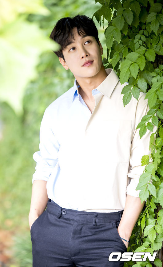 배우 이시강이 KBS1 일일드라마 ‘으라차차 내인생’ 종영을 맞아 OSEN과 인터뷰를 가졌다. 이시강이 인터뷰를 앞두고 포즈를 취하고 있다. 2022.10.11 / dreamer@osen.co.kr