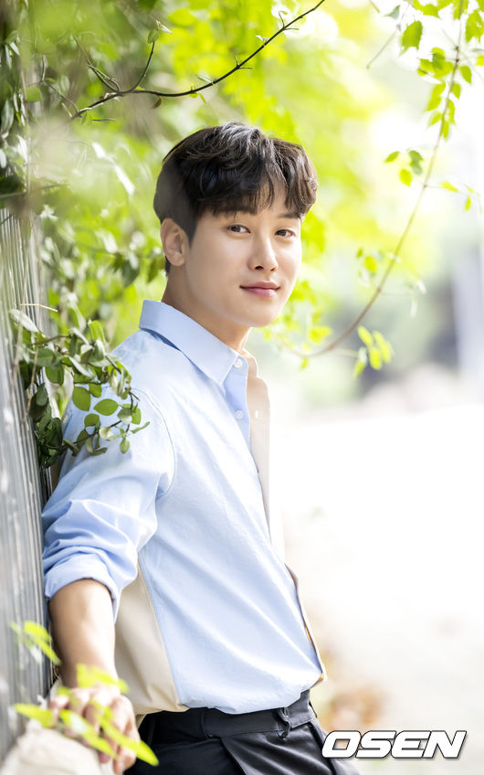 배우 이시강이 KBS1 일일드라마 ‘으라차차 내인생’ 종영을 맞아 OSEN과 인터뷰를 가졌다. 이시강이 인터뷰를 앞두고 포즈를 취하고 있다. 2022.10.11 / dreamer@osen.co.kr