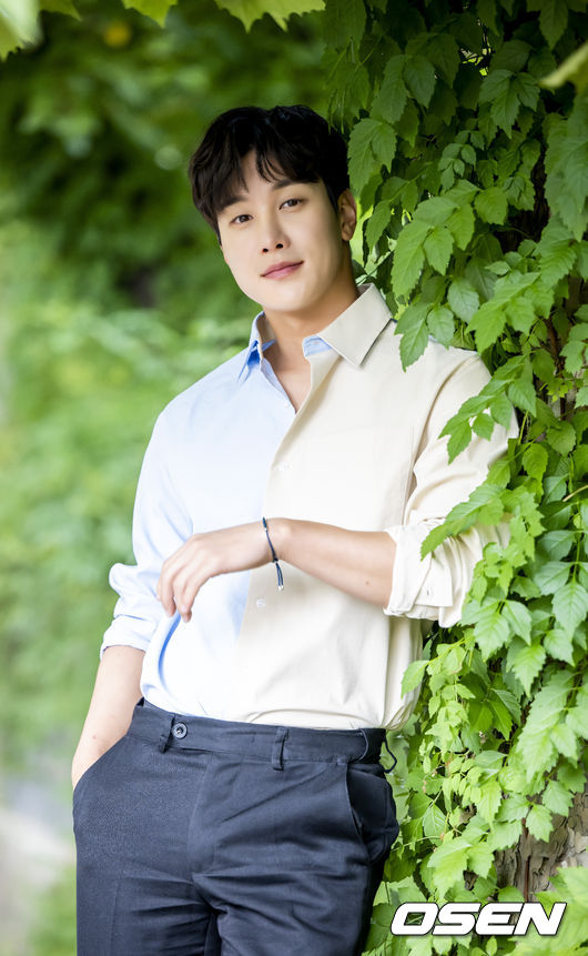 배우 이시강이 KBS1 일일드라마 ‘으라차차 내인생’ 종영을 맞아 OSEN과 인터뷰를 가졌다. 이시강이 인터뷰를 앞두고 포즈를 취하고 있다. 2022.10.11 / dreamer@osen.co.kr