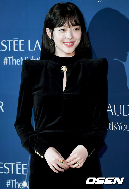 13일 오후 서울 중구 신라호텔에서 에스티로더 신제품 ‘뉴트리셔스 수퍼 포머그래닛 로션 인텐스’<br />런칭 행사가 열렸다. <br /><br />배우 설리가  미소와 함께 포토타임을 가지고 있다. /ksl0919@osen.co.kr