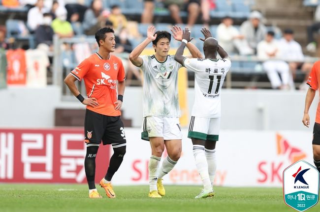 [사진] 조규성과 바로우 / 한국프로축구연맹.