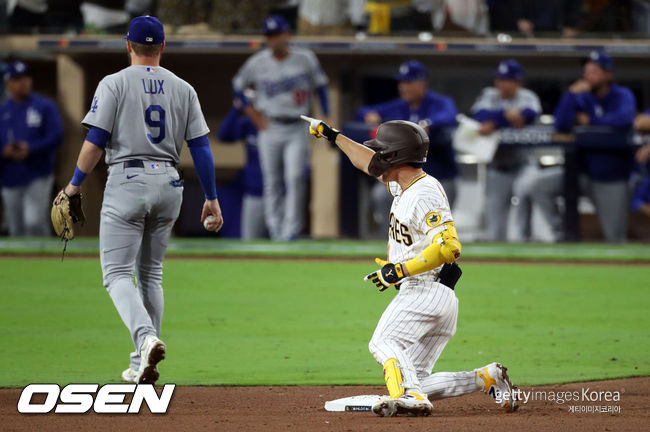 [사진] 샌디에이고 김하성이 NLDS 4차전에서 7회 1타점 2루타를 터뜨린 뒤 기뻐하고 있다. ⓒGettyimages(무단전재 및 재배포 금지)