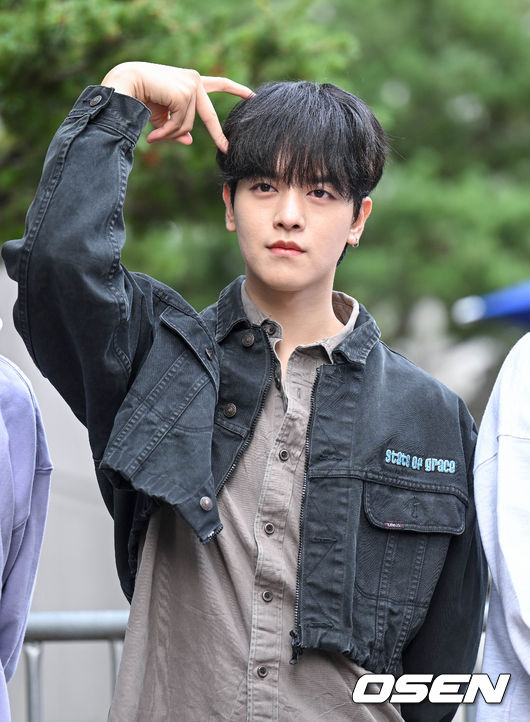 원어스 레이븐이 출근길에 포즈를 취하고 있다. 2022.09.16 /cej@osen.co.kr