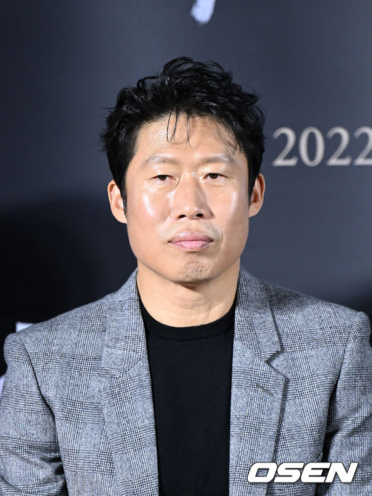 18일 서울 용산구 CGV 용산아이파크몰에서 영화 ‘올빼미’ 제작보고회가 열렸다. 배우 유해진이 취재진의 질문을 듣고 있다. 2022.10.18 /sunday@osen.co.kr