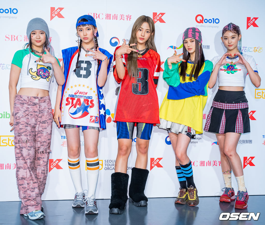 15일 오후 일본 도쿄 아리아케 아레나(TOKYO ARIAKE ARENA)에서 '케이콘 2022 - 재팬 (KCON 2022 - JAPAN)' 2일차 포토월 행사가 진행됐다. 그룹 뉴진스(NewJeans) 멤버들이 포토월에서 포즈를 취하고 있다. 2022.10.15 /rumi@osen.co.kr