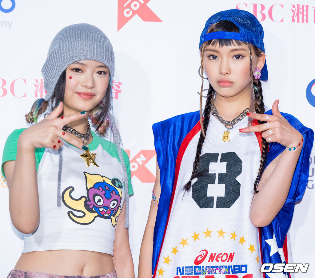 15일 오후 일본 도쿄 아리아케 아레나(TOKYO ARIAKE ARENA)에서 '케이콘 2022 - 재팬 (KCON 2022 - JAPAN)' 2일차 포토월 행사가 진행됐다. 그룹 뉴진스(NewJeans)의 하니와 혜인이 포토월에서 포즈를 취하고 있다. 2022.10.15 /rumi@osen.co.kr