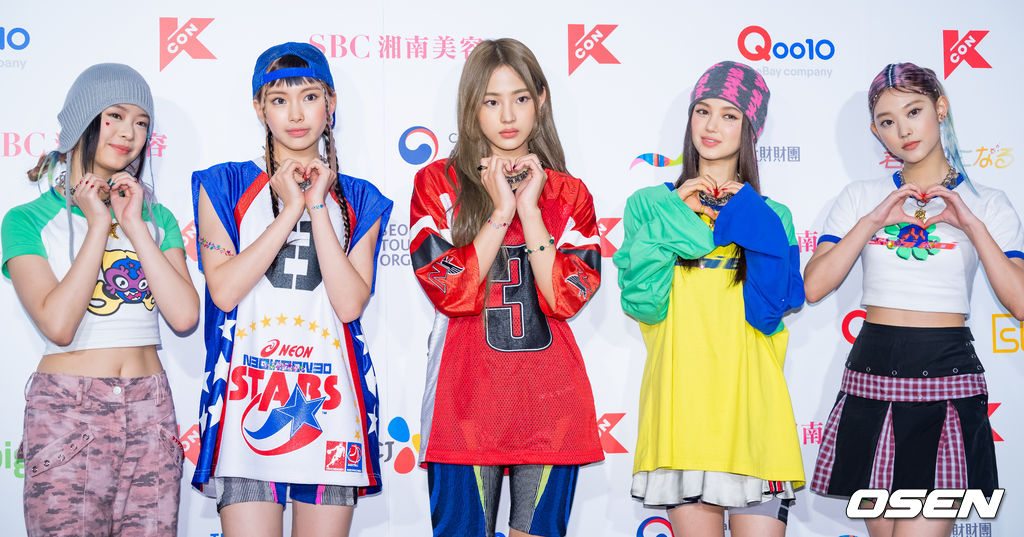 15일 오후 일본 도쿄 아리아케 아레나(TOKYO ARIAKE ARENA)에서 '케이콘 2022 - 재팬 (KCON 2022 - JAPAN)' 2일차 포토월 행사가 진행됐다. 그룹 뉴진스(NewJeans) 멤버들이 포토월에서 포즈를 취하고 있다. 2022.10.15 /rumi@osen.co.kr