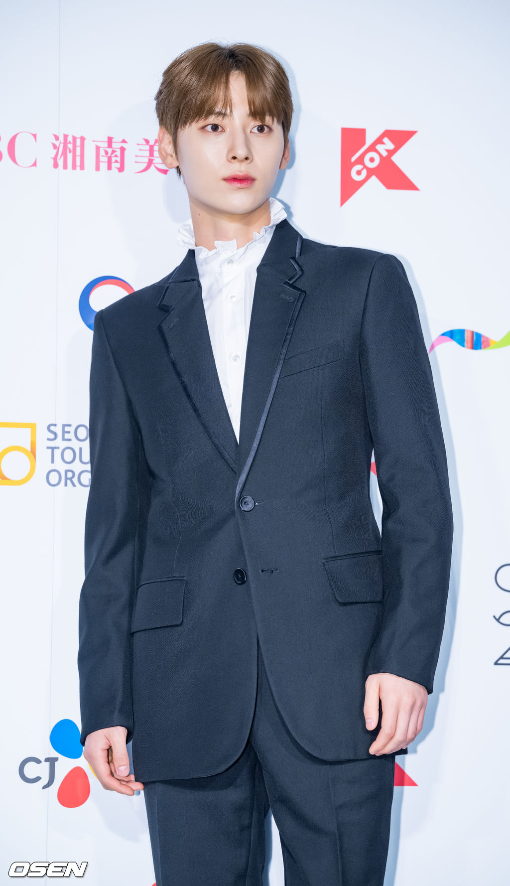 14일 오후 일본 도쿄 아리아케 아레나(TOKYO ARIAKE ARENA)에서 '케이콘 2022 - 재팬 (KCON 2022 - JAPAN)' 1일차 포토월 행사가 진행됐다. MC를 맡은 가수 황민현이 포토타임을 갖고 있다. 2022.10.14 /rumi@osen.co.kr