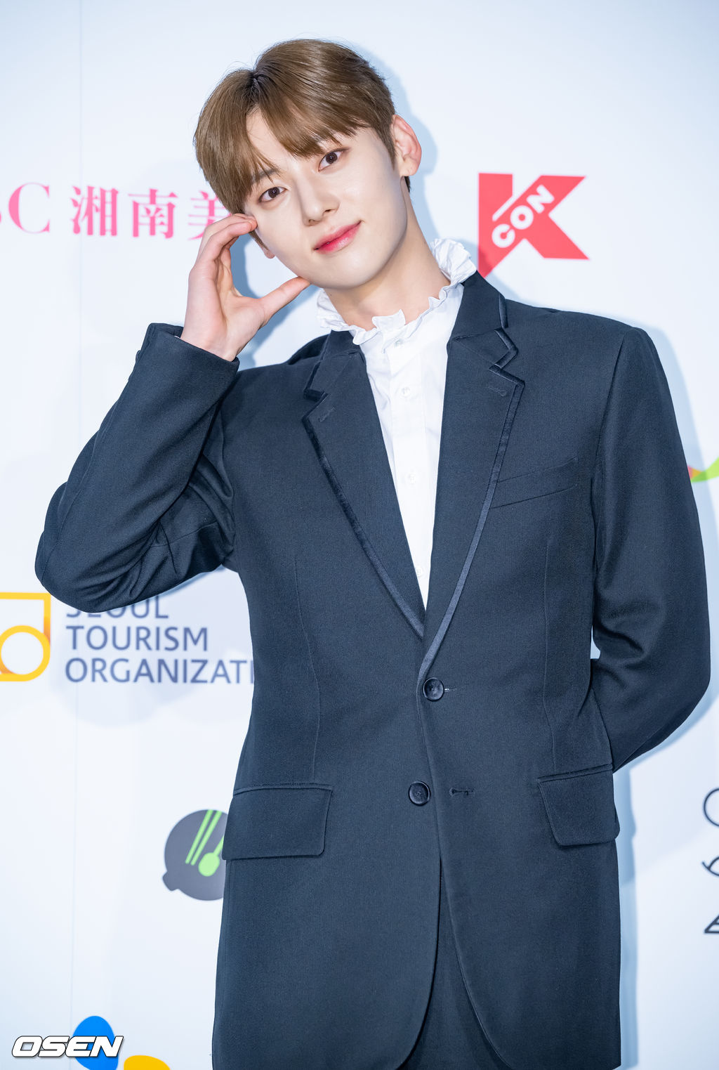 14일 오후 일본 도쿄 아리아케 아레나(TOKYO ARIAKE ARENA)에서 '케이콘 2022 - 재팬 (KCON 2022 - JAPAN)' 1일차 포토월 행사가 진행됐다. MC를 맡은 가수 황민현이 포토타임을 갖고 있다. 2022.10.14 /rumi@osen.co.kr