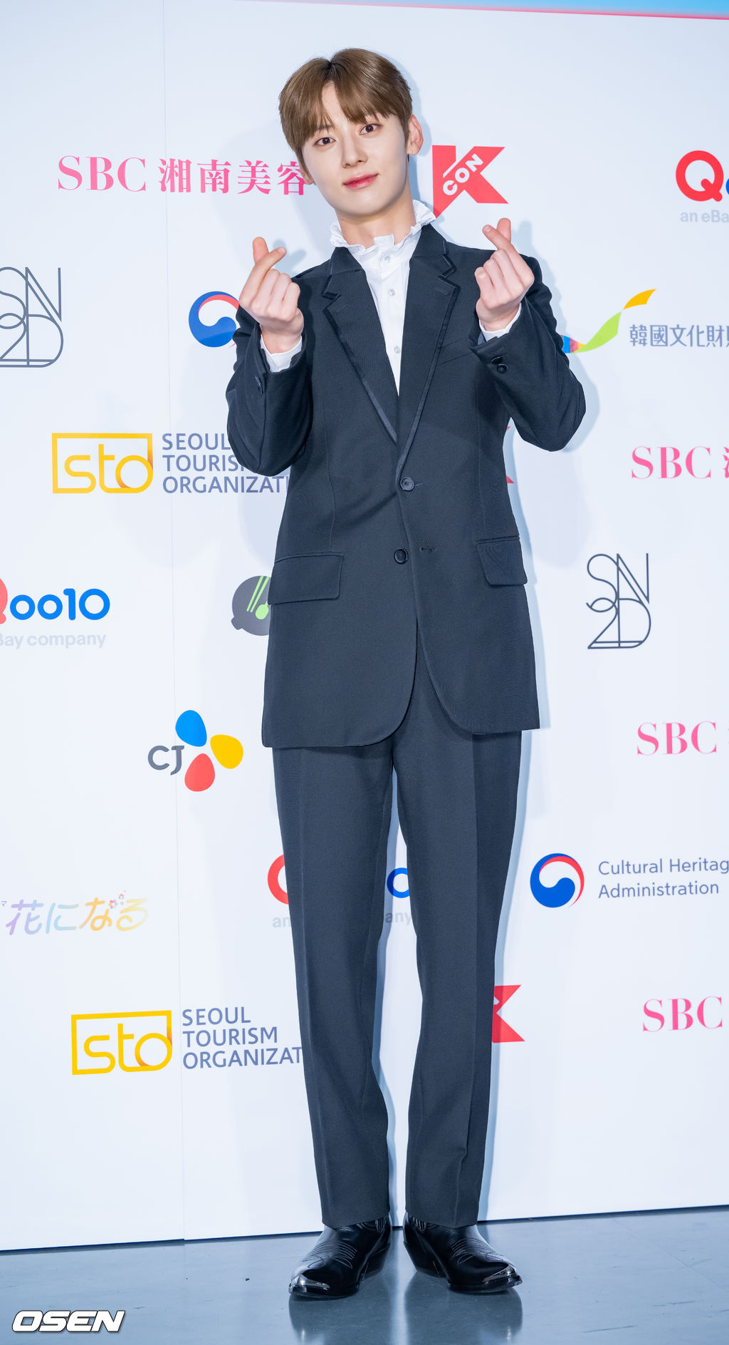 14일 오후 일본 도쿄 아리아케 아레나(TOKYO ARIAKE ARENA)에서 '케이콘 2022 - 재팬 (KCON 2022 - JAPAN)' 1일차 포토월 행사가 진행됐다. MC를 맡은 가수 황민현이 포토타임을 갖고 있다. 2022.10.14 /rumi@osen.co.kr