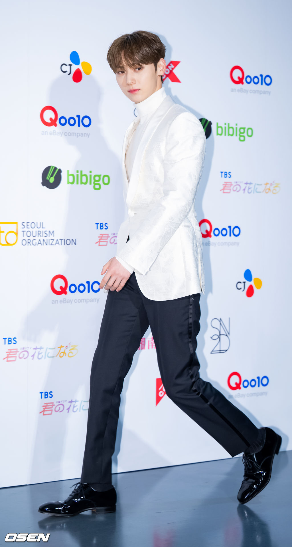 15일 오후 일본 도쿄 아리아케 아레나(TOKYO ARIAKE ARENA)에서 '케이콘 2022 - 재팬 (KCON 2022 - JAPAN)' 2일차 포토월 행사가 진행됐다. MC를 맡은 가수 황민현이 포토타임을 위해 입장하고 있다. 2022.10.15 /rumi@osen.co.kr