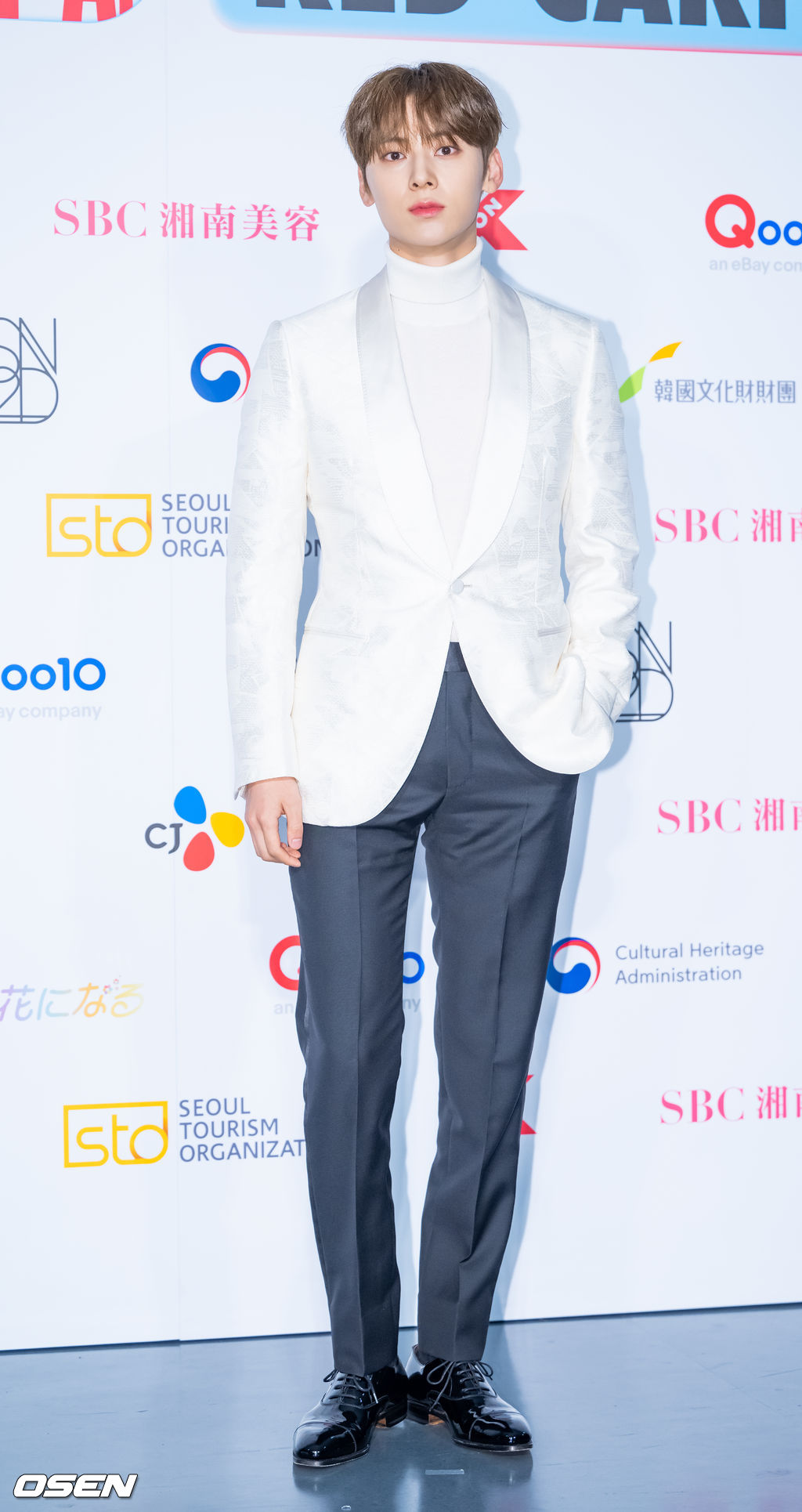 15일 오후 일본 도쿄 아리아케 아레나(TOKYO ARIAKE ARENA)에서 '케이콘 2022 - 재팬 (KCON 2022 - JAPAN)' 2일차 포토월 행사가 진행됐다. MC를 맡은 가수 황민현이 포토타임을 갖고 있다. 2022.10.15 /rumi@osen.co.kr