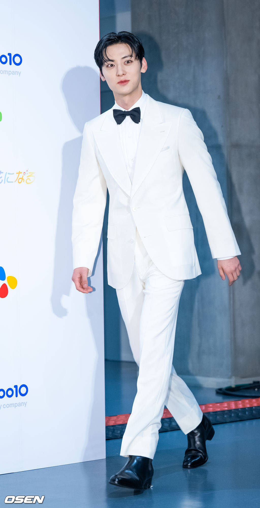 16일 오후 일본 도쿄 아리아케 아레나(TOKYO ARIAKE ARENA)에서 '케이콘 2022 - 재팬 (KCON 2022 - JAPAN)' 3일차 포토월 행사가 진행됐다. MC를 맡은 가수 황민현이 포토타임을 위해 입장하고 있다. 2022.10.16 /rumi@osen.co.kr