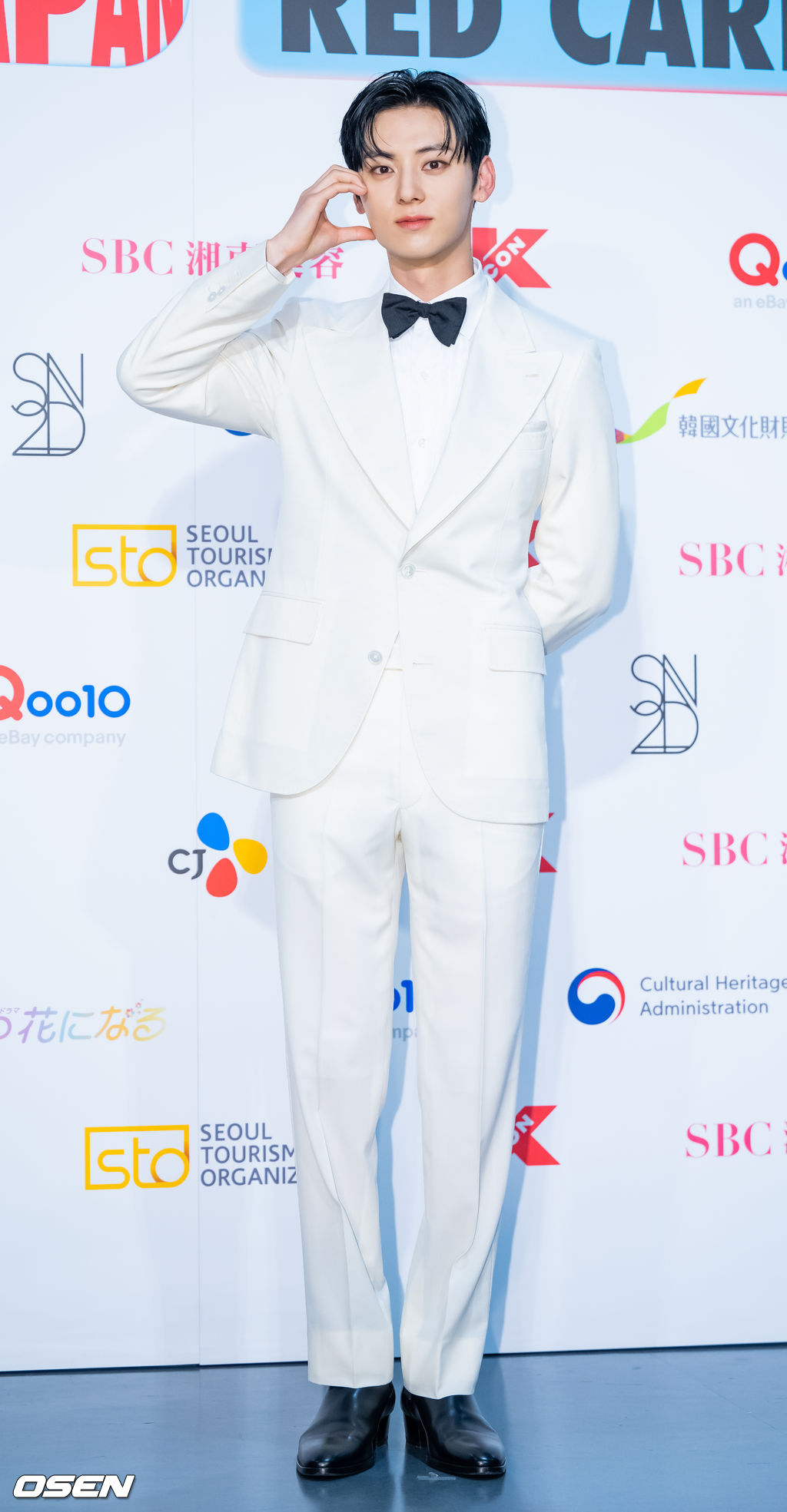 16일 오후 일본 도쿄 아리아케 아레나(TOKYO ARIAKE ARENA)에서 '케이콘 2022 - 재팬 (KCON 2022 - JAPAN)' 3일차 포토월 행사가 진행됐다. MC를 맡은 가수 황민현이 포토타임을 갖고 있다. 2022.10.16 /rumi@osen.co.kr