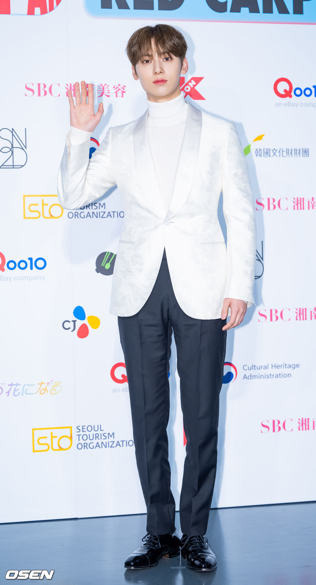 15일 오후 일본 도쿄 아리아케 아레나(TOKYO ARIAKE ARENA)에서 '케이콘 2022 - 재팬 (KCON 2022 - JAPAN)' 2일차 포토월 행사가 진행됐다. MC를 맡은 가수 황민현이 포토타임을 갖고 있다. 2022.10.15 /rumi@osen.co.kr