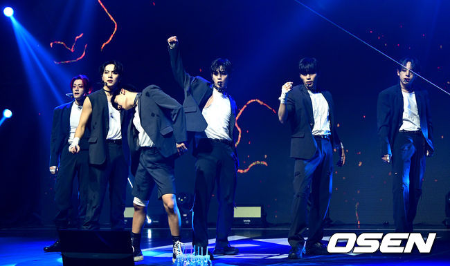 위아이가 타이틀곡 ’스프레이(Spray)’ 무대를 펼치고 있다. 2022.10.19 / dreamer@osen.co.kr