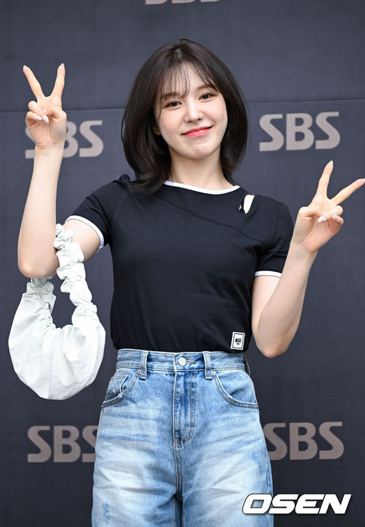 23일 오후 서울 양천구 목동 SBS 사옥에서 SBS 파워FM '웬디의 영스트리트' 라디오 녹화가 진행됐다.레드벨벳 웬디가 라디오 출근길에 포즈를 취하고 있다. 2022.08.24 /cej@osen.co.kr