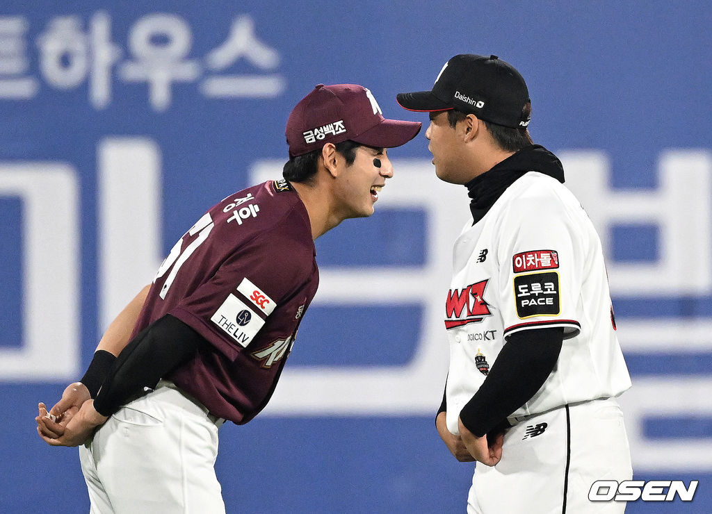 가을 야구의 팽팽한 긴장감 잊은 이정후와 강백호