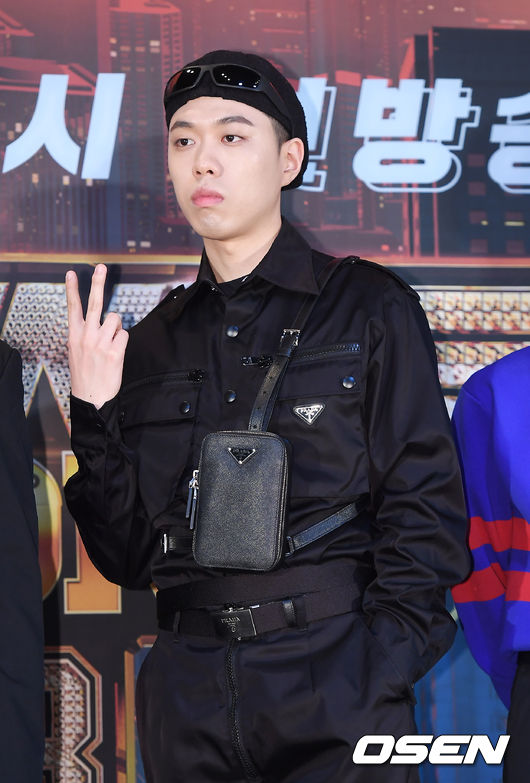 비와이가 포토타임을 갖고 있다. /youngrae@osen.co.kr