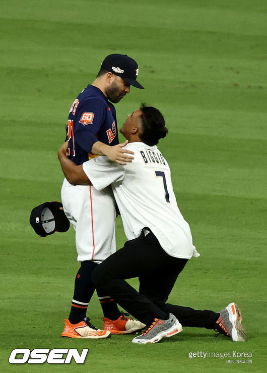 [사진] 휴스턴 호세 알투베(왼쪽)가 그라운드에 난입한 팬과 포옹을 하고 있다. ⓒGettyimages(무단전재 및 재배포 금지)